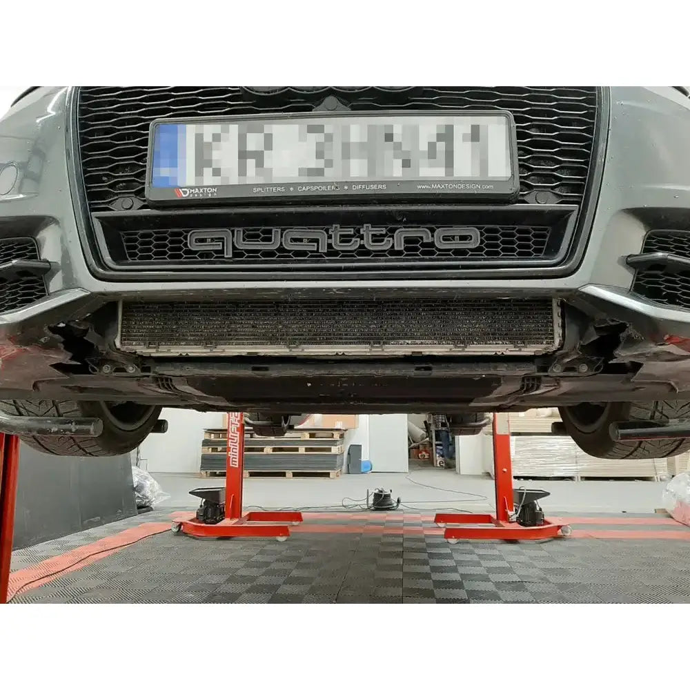 Frontspoiler Audi S6 / A6 S-Line C7 FL Racing sett rett forfra under bilen på løftebukk i verksted.