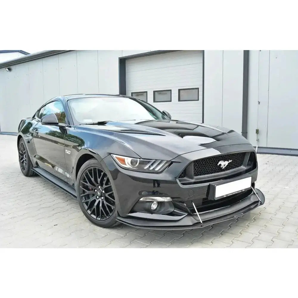 Spoiler på sort Ford Mustang Mk6 GT med racing frontleppe, 5.0-emblem og markant grill.