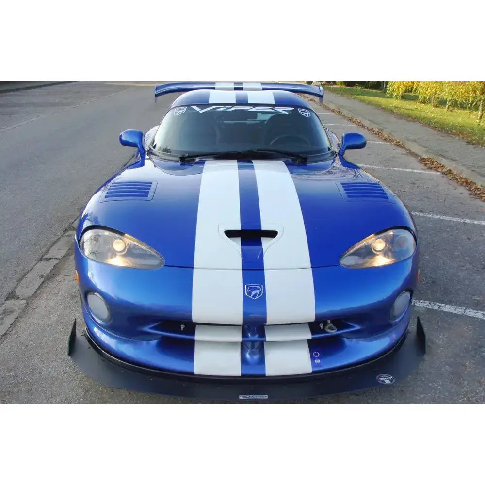 Frontspoiler på blå Dodge Viper Gts med hvite striper, sett forfra med tent frontlys.