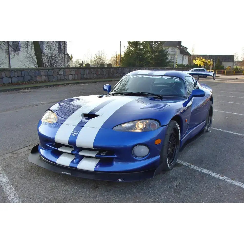 Frontleppe på blå Dodge Viper Gts med hvite striper, sorte felger og luftinntak, sett skrått forfra.