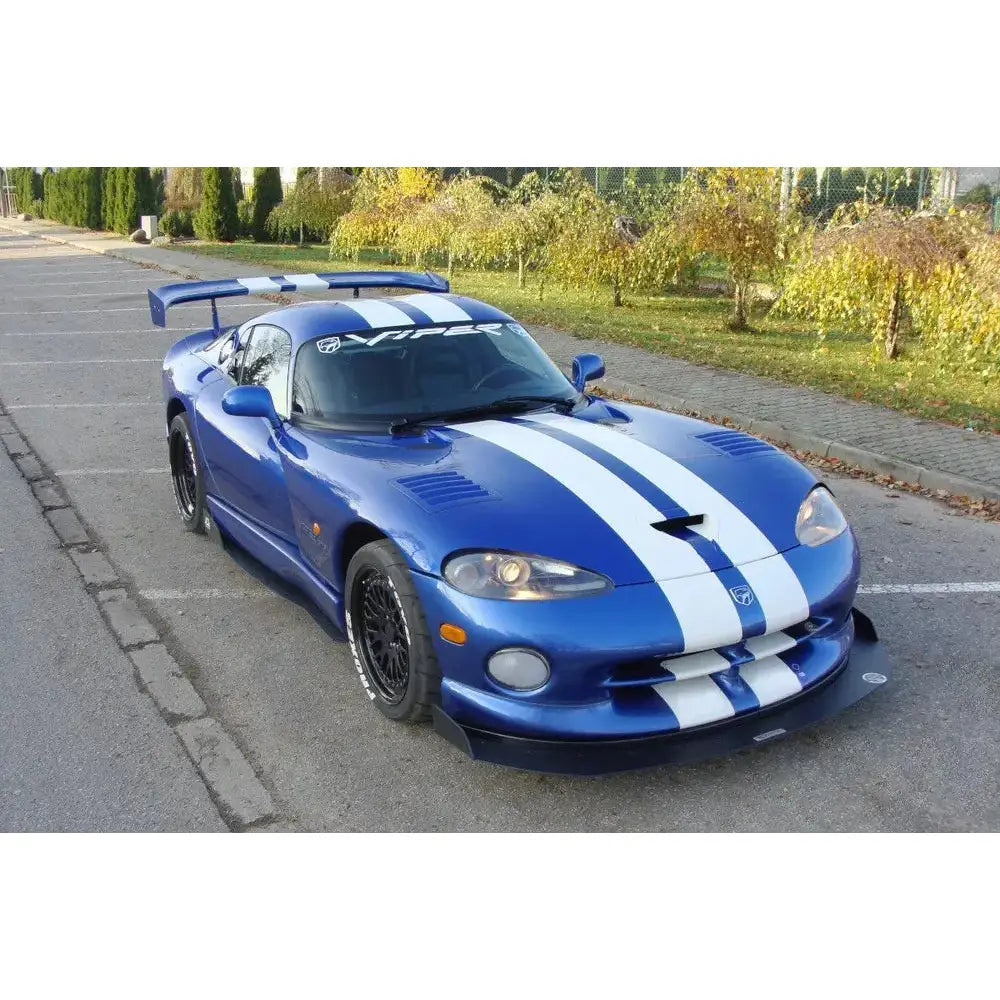 Spoiler på blå Dodge Viper GTS med hvite striper, sorte felger og lav frontsplitter.