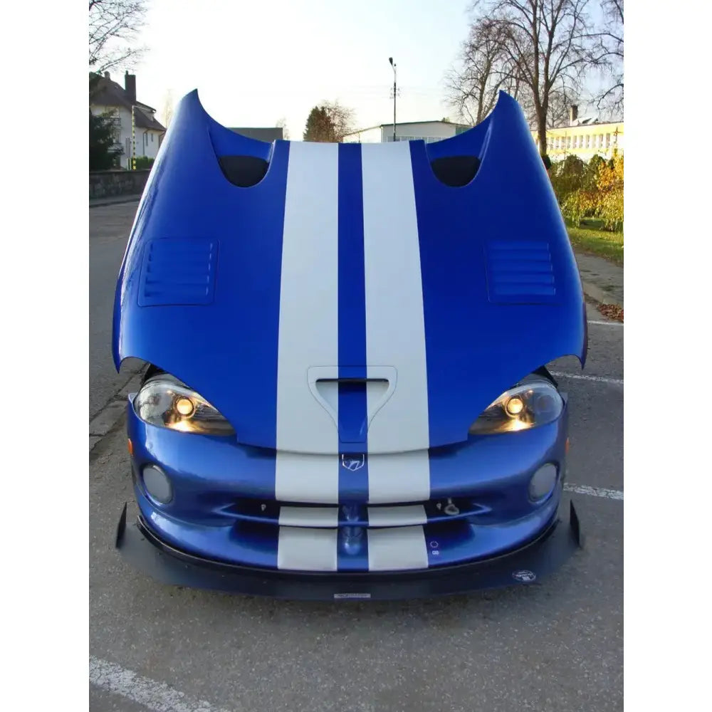 Front splitter på blå Dodge Viper Gts med åpnet panser, hvite striper og tente frontlykter.