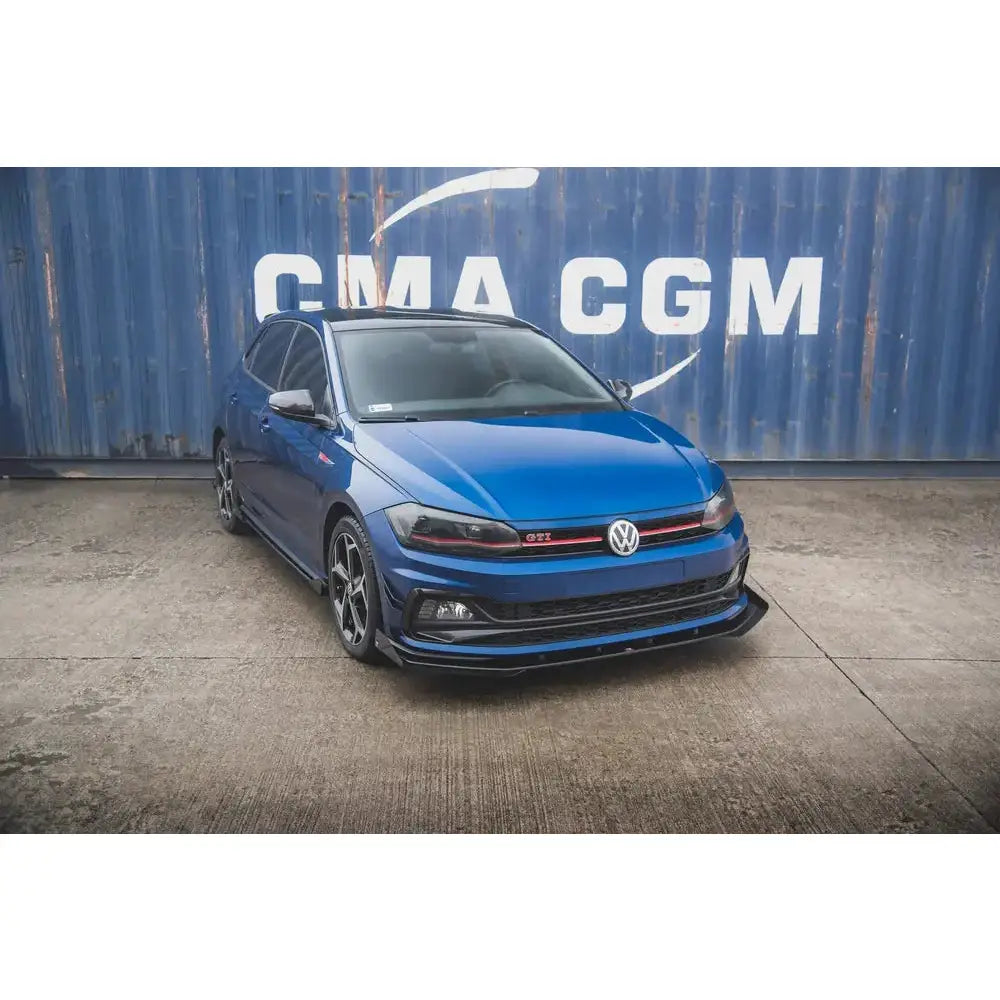 Frontspoiler Racing Durability med flaps på Volkswagen Polo GTI MK6, blå bil foran blå container.