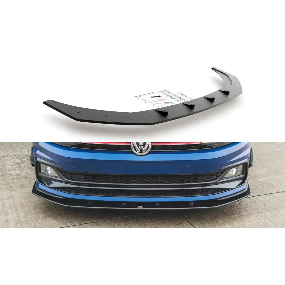 Frontleppe Racing Durability Volkswagen Polo GTI MK6 montert på blå bil, sett fra skrå vinkel.