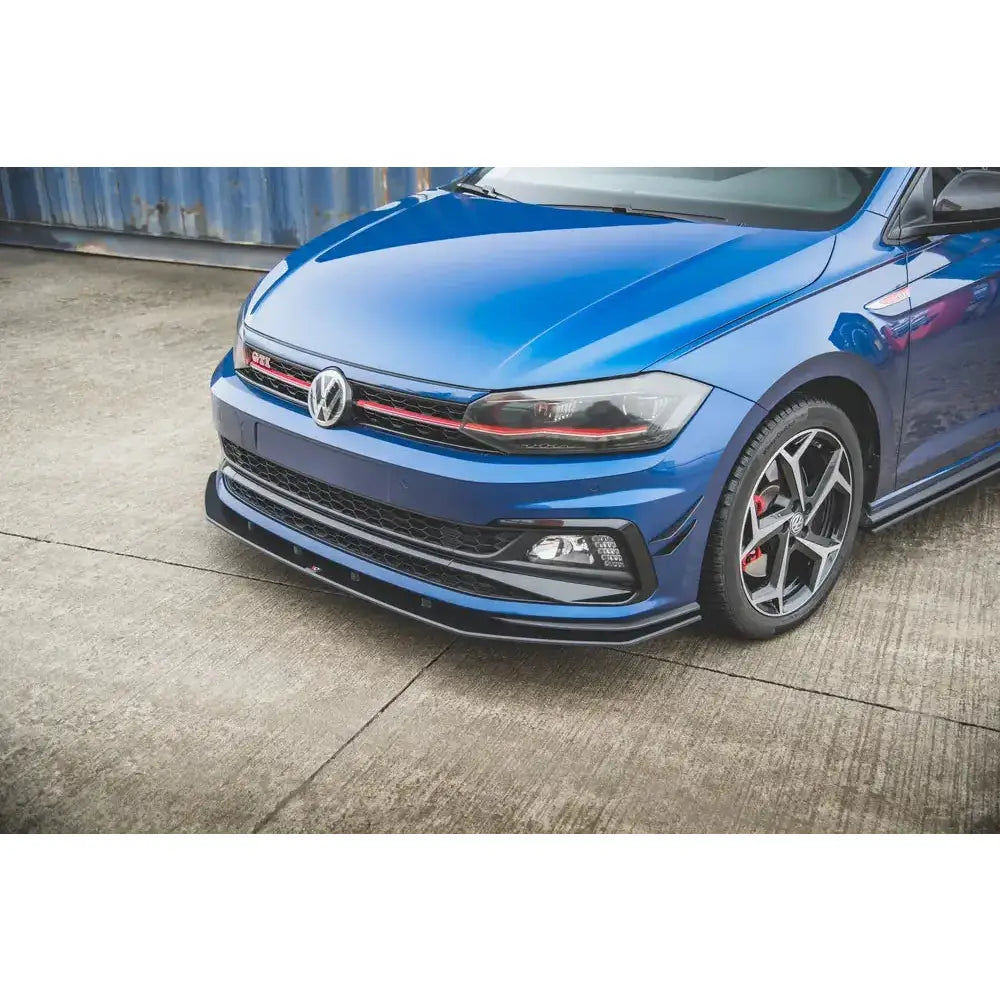Front splitter på Volkswagen Polo GTI MK6 med svart frontleppe, rød grillstripe og aluminiumsfelger.