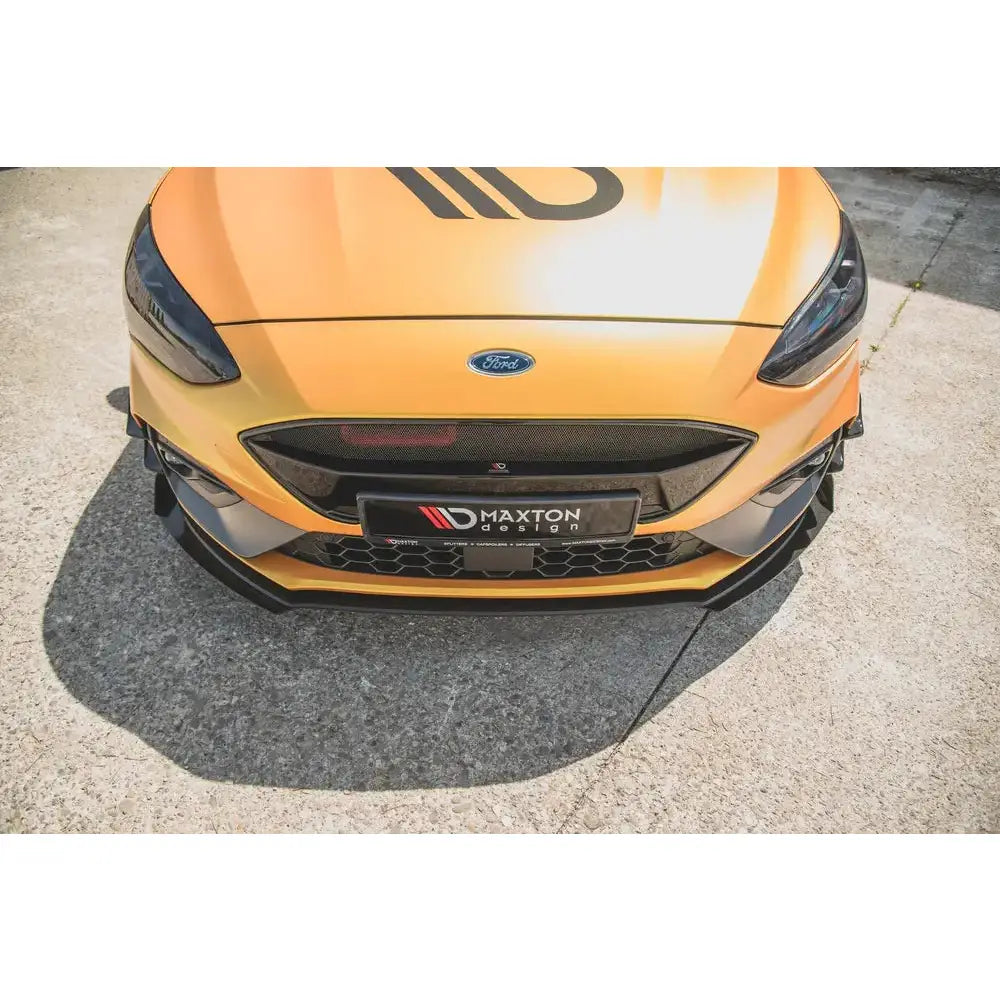 Frontleppe til Ford Focus ST / St-Line MK4 Racing med sorte flaps, nærbilde av fronten på gul bil.