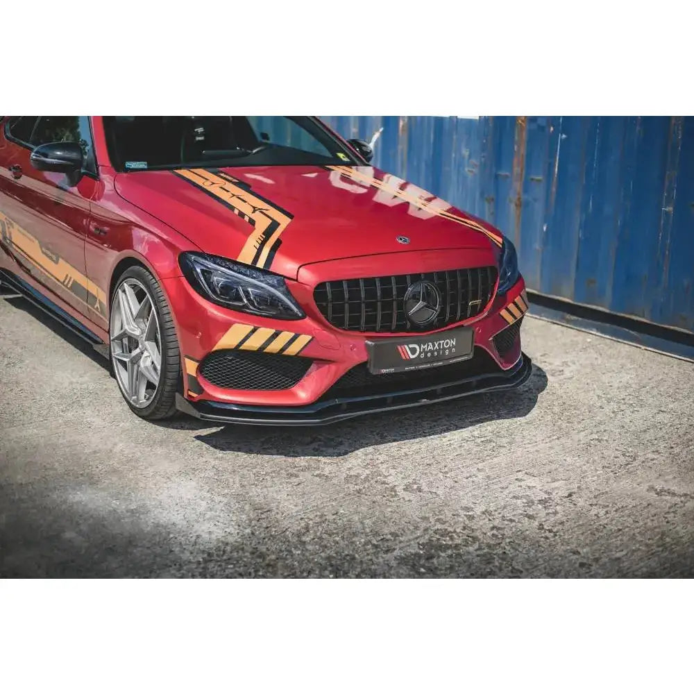 Frontspoiler på Mercedes AMG C43 Coupe C205 med sorte og gule detaljer, sett skrått forfra.