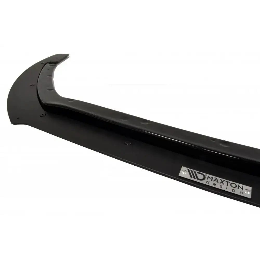 Front lip av sort Racing Ford Focus 3 Rs spoiler med Maxton Design-logo på metallplate.