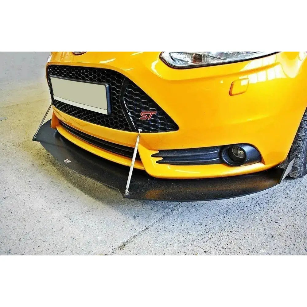 Frontspoiler til Ford Focus ST Mk3 Preface, sort med sølv stag montert på gul bil, nærbilde forfra.