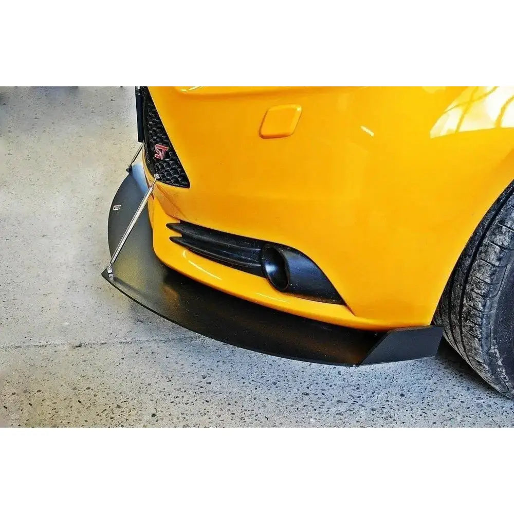 Spoiler til Ford Focus ST Mk3 Preface, nærbilde av gul-oransje front med sort splitter og sølv stag.