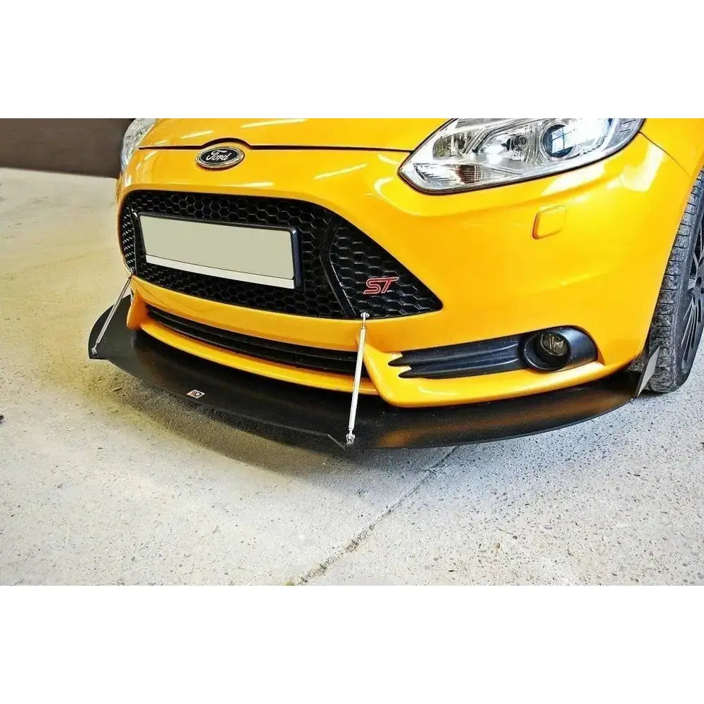 Frontleppe til Ford Focus ST Mk3 Racing Version 2 montert på gul bil med metallstøtter, sett forfra.