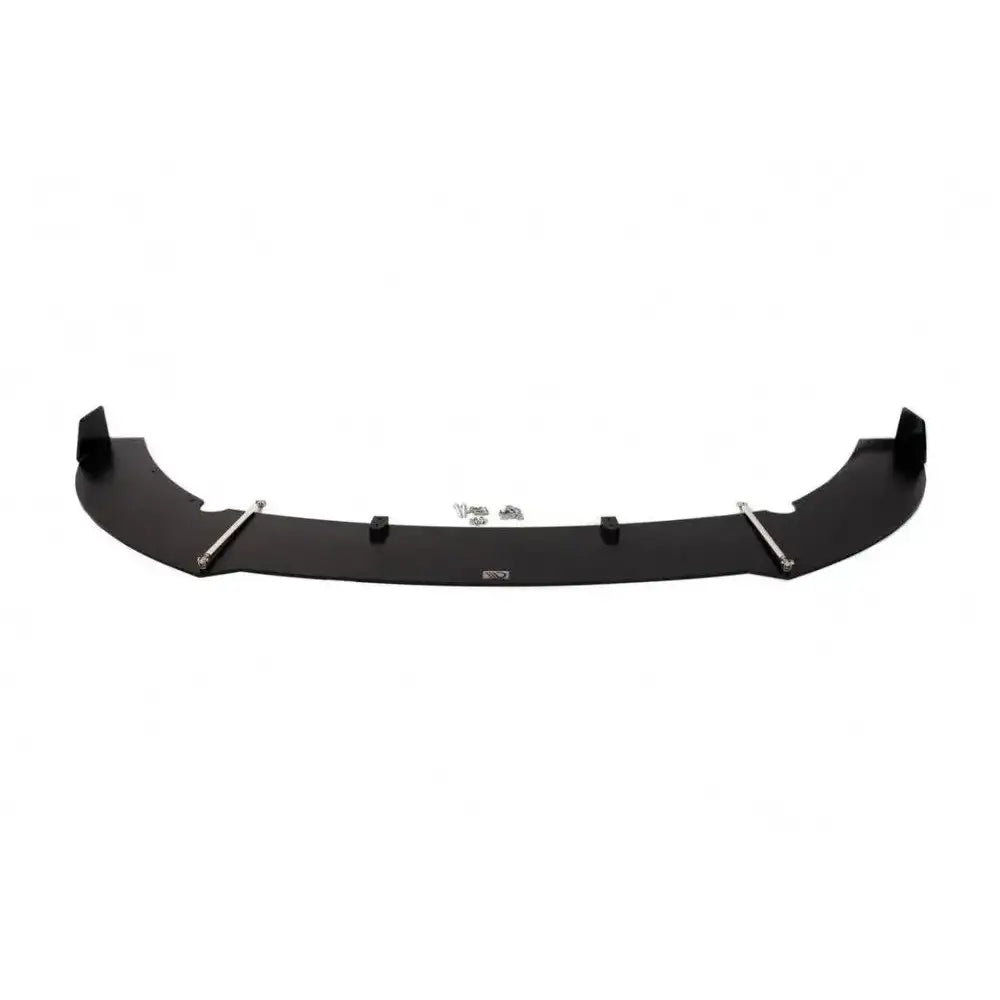 Front splitter for Ford Focus ST Mk3 Preface Racing, sort med synlige monteringsdetaljer, sett rett forfra.