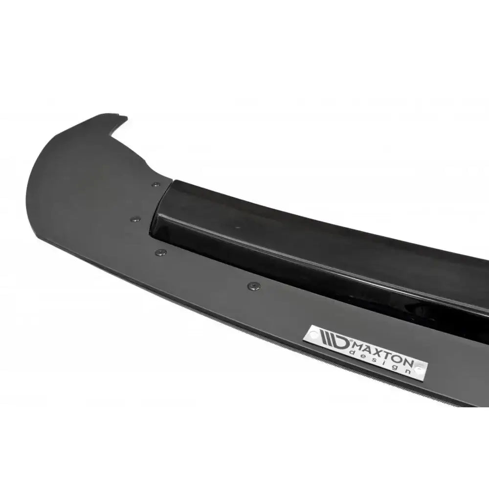 Front lip til Racing Hybrid VW Golf VII R, svart plast med synlige skruer og Maxton Design-logo.