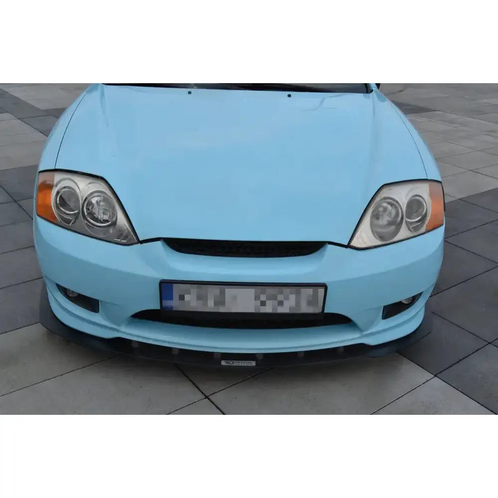 Frontleppe Hyundai Tiburon Mk.2 Facelift Racing montert på lyseblå bil sett forfra utendørs.