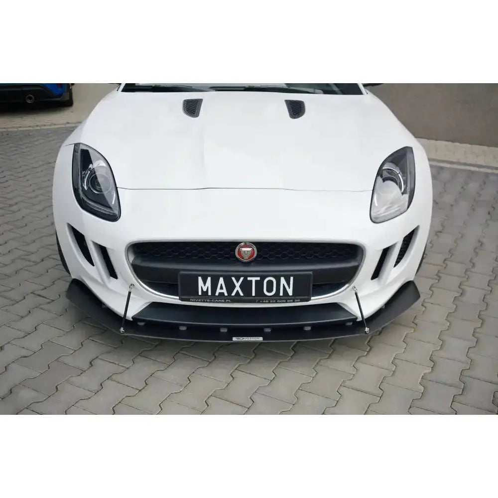 Frontspoiler Jaguar F-Type Racing på hvit sportsbil med sort grill, Maxton-skilt og ekstra stag, sett forfra.