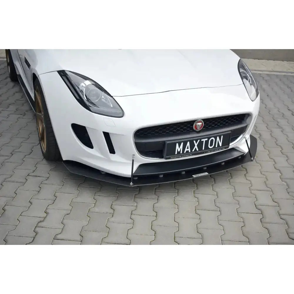 Spoiler på Jaguar F-Type Racing med svart frontsplitter, forsterkningsstenger og store luftinntak.