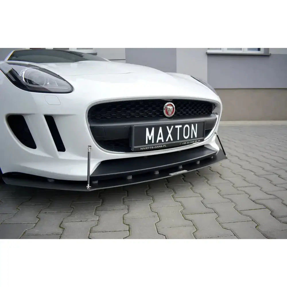 Front splitter på Jaguar F-Type Racing, svart modell med støttestag sett forfra på hvit bil.