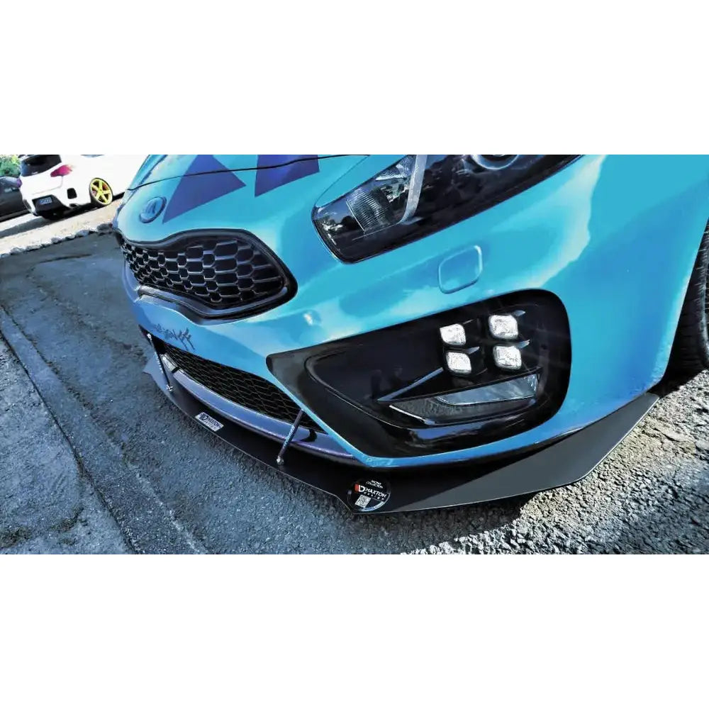 Frontspoiler til Kia Ceed GT Mk2 13-18, lyseblå bil med sort grill og LED-tåkelys, skrå forvinkel.
