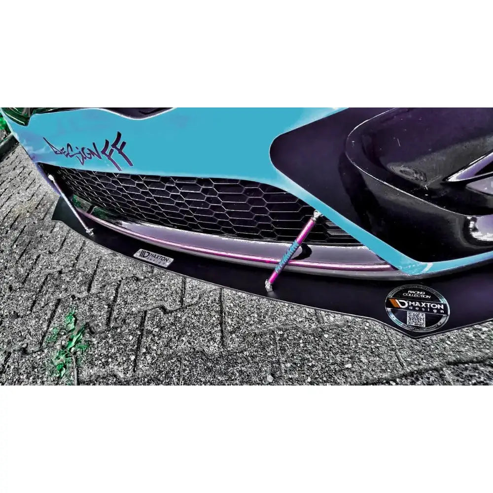 Front splitter på Kia Ceed GT Mk2 med blå detaljer og regnbuefarget stag, nærbilde fra skrå vinkel.