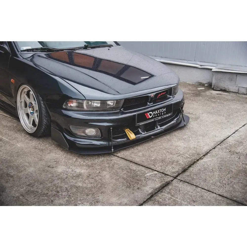 Frontleppe Racing på Mitsubishi Galant Avance Mk8, sort bil med sølvfelger og Maxton Design-logo.