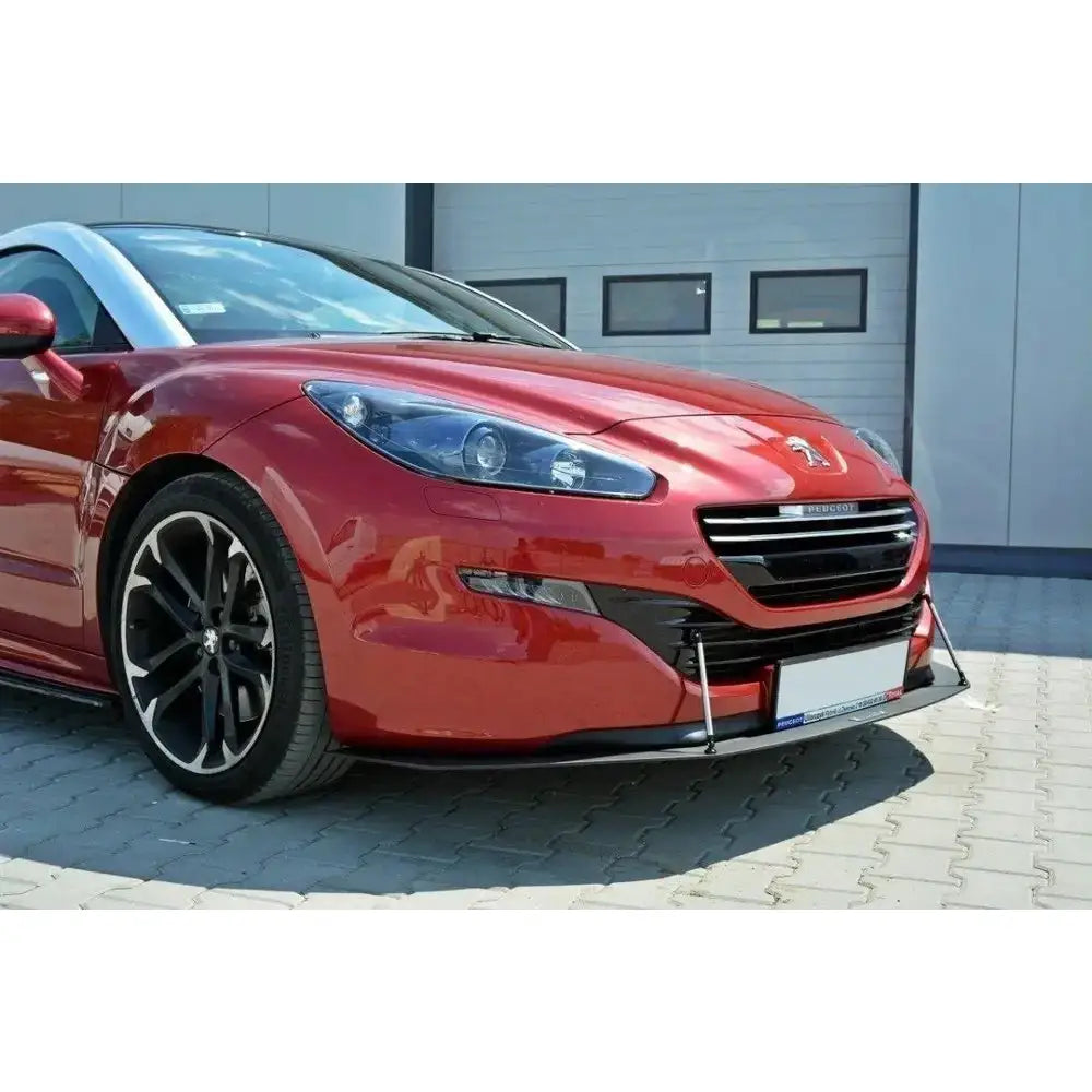Spoiler på Peugeot RCZ Facelift Racing med svart frontspoiler og støttestag sett skrått forfra.