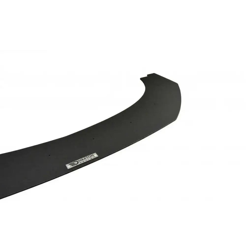 Frontspoiler Peugeot RCZ Facelift Racing i sort matt plast med metallmerke, sett fra skrå vinkel.