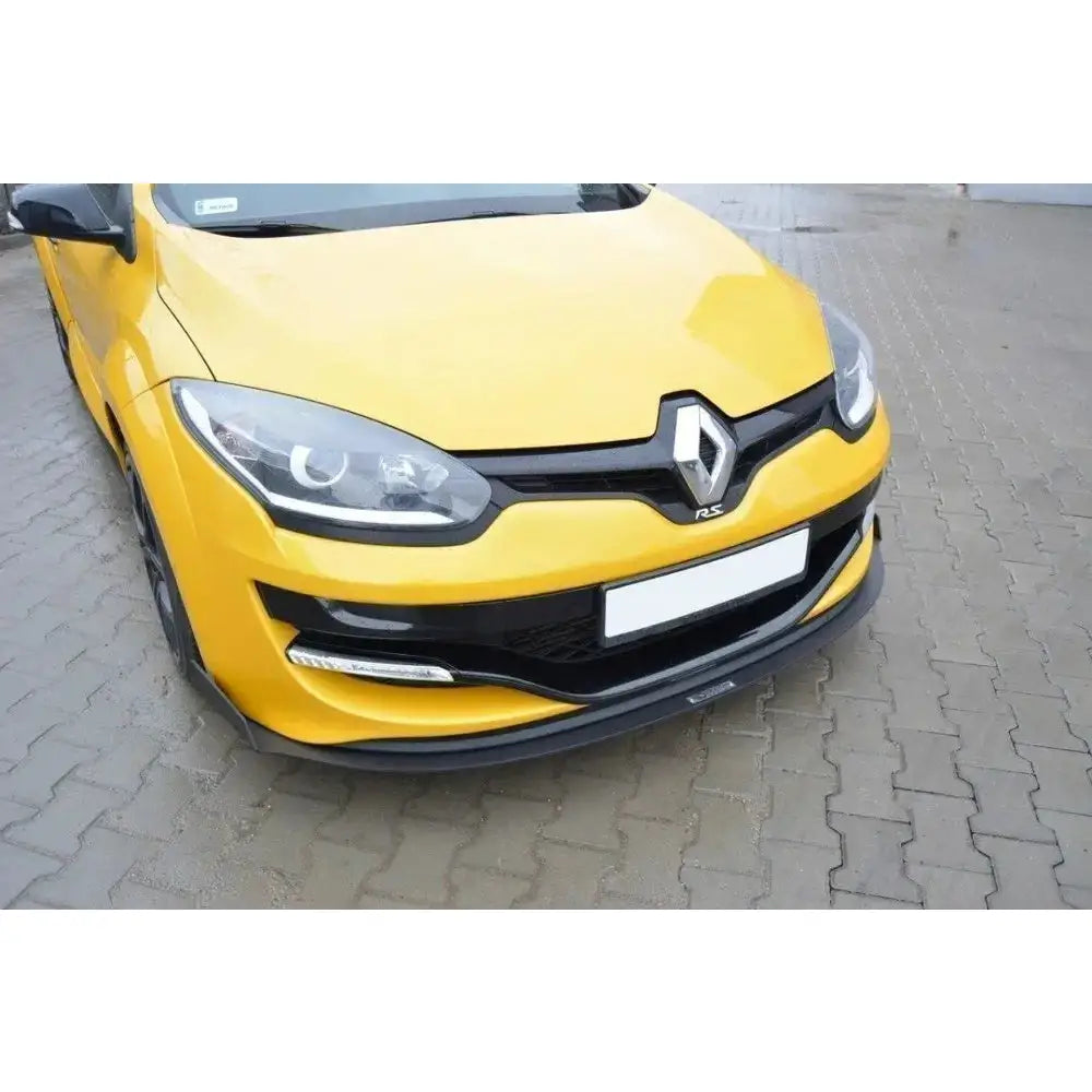Frontleppe Renault Megane Mk3 Rs Racing i gult med svarte detaljer, sett skrått forfra på brosteinsunderlag.