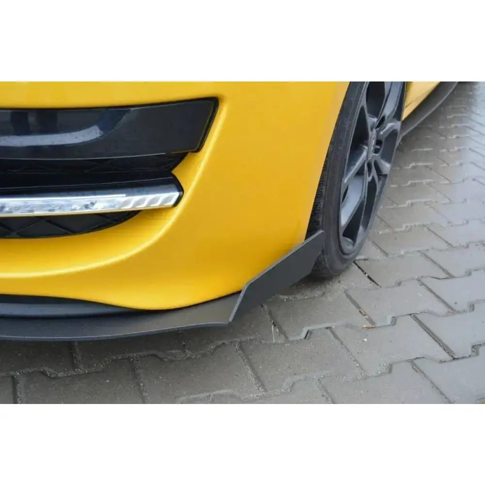 Front splitter på Renault Megane Mk3 RS Racing, svart plast foran gul bil med svart felg, parkert ute.