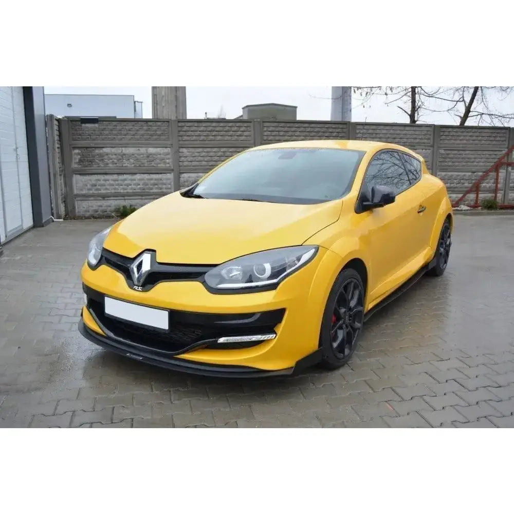 Front lip på Renault Megane Mk3 Rs Racing i gul med sorte detaljer og svarte felger utendørs.