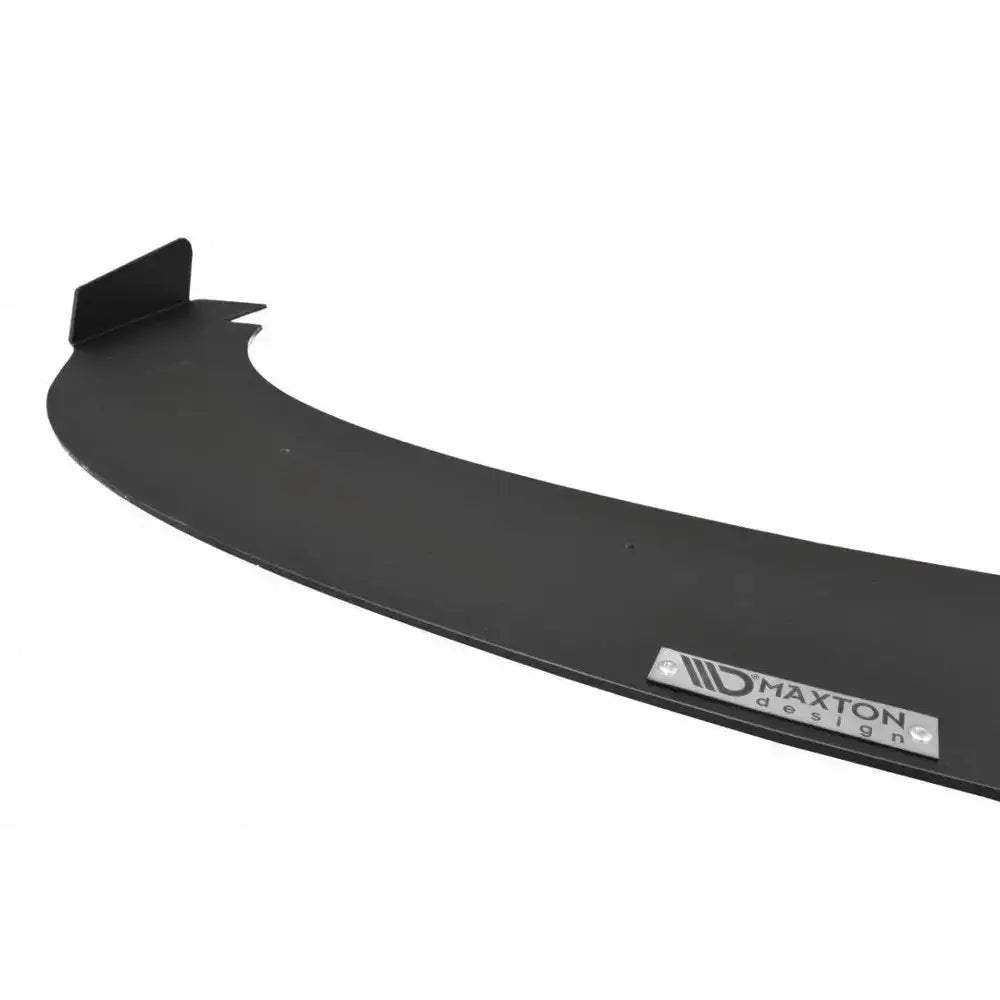 Front splitter Renault Megane Mk3 Rs Racing i sort plast med Maxton design-logo, sett fra skrå vinkel.