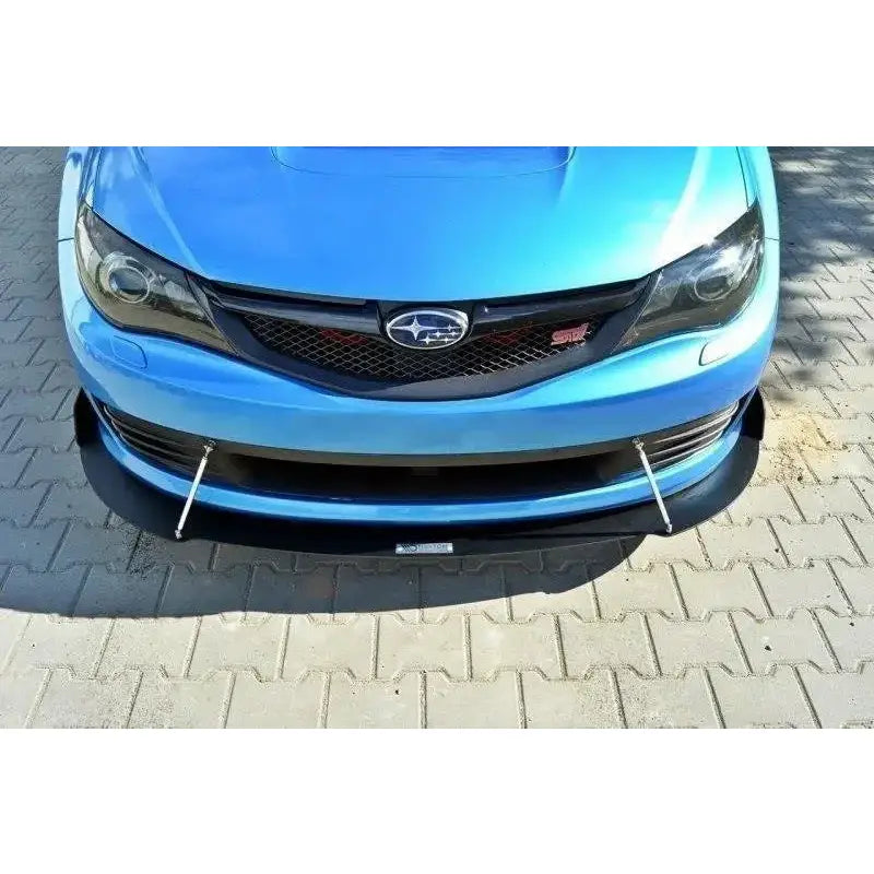 Frontleppe til Subaru Impreza Wrx Sti 2009-2011 med sorte detaljer og sølvfargede støttestag, sett forfra.