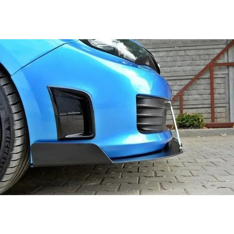 Front splitter på Subaru Impreza Wrx Sti 2009-2011 med sort leppe og metallstag, sett fra lav vinkel.