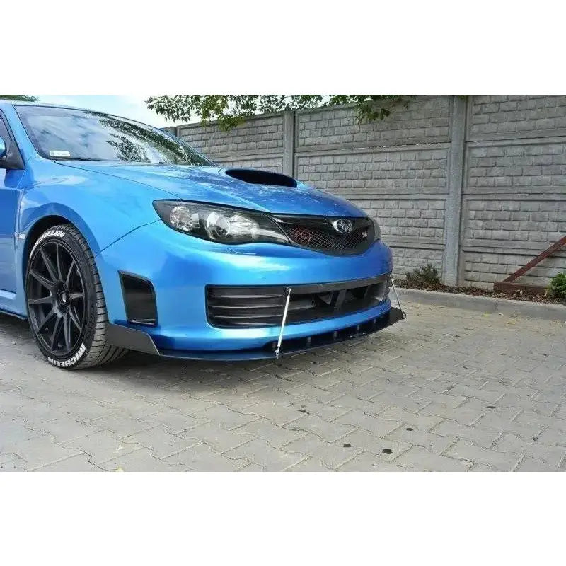 Front lip på Subaru Impreza Wrx Sti 2009-2011 med svart frontsplitter, støttebraketter og svarte felger.