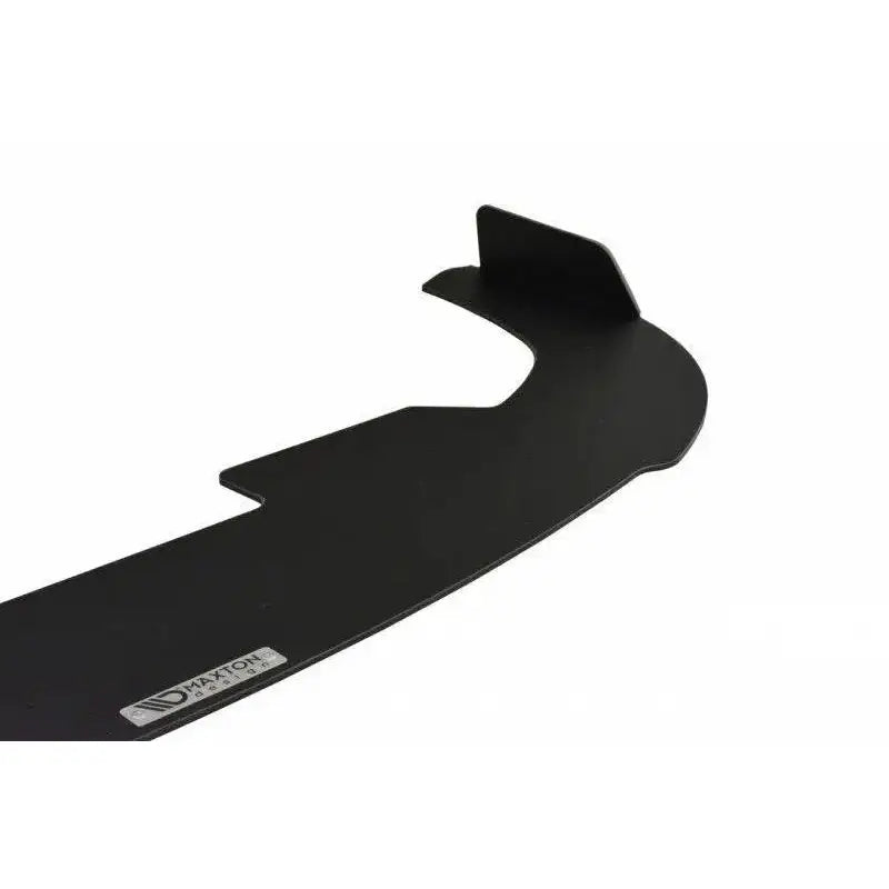 Frontspoiler Subaru Impreza WRX STI 2009-2011 i sort matt finish med metallisk logo, sett skrått ovenfra.