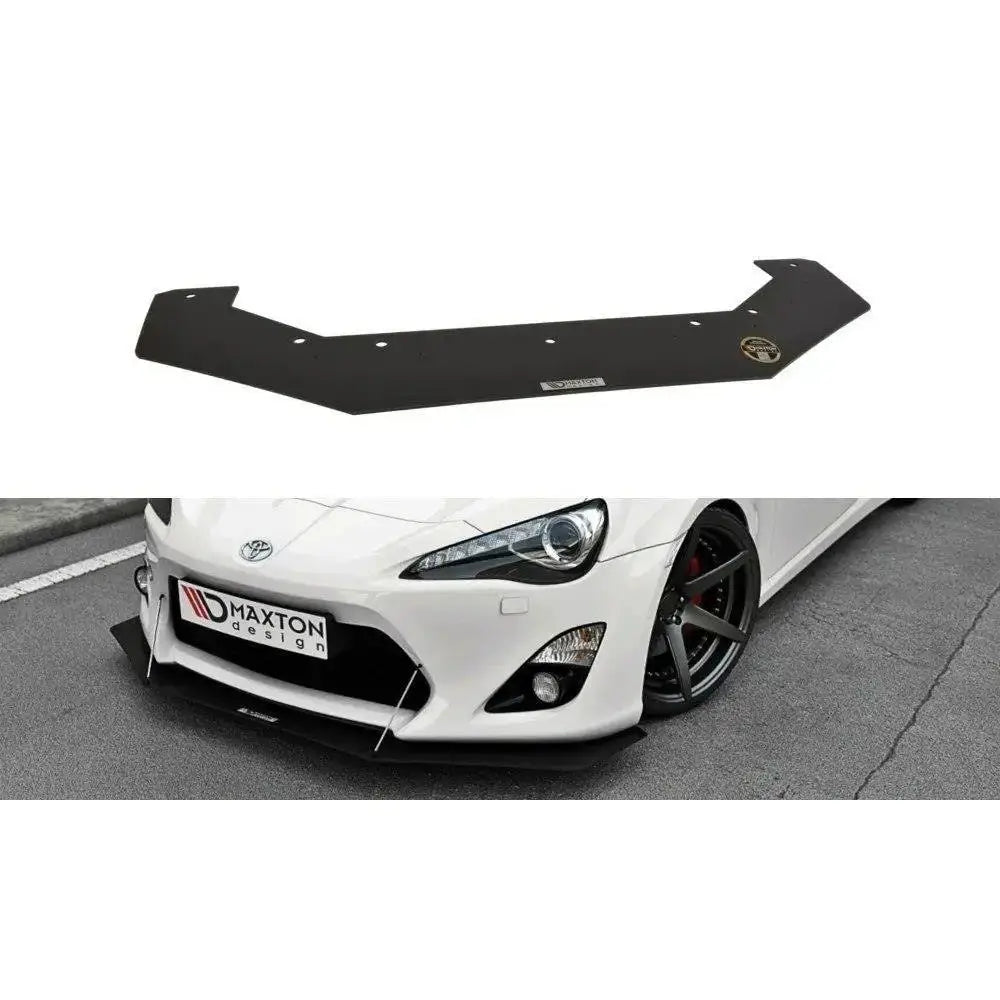 Frontspoiler Toyota GT86 Racing RB-Design montert på hvit sportsbil, sett forfra med sort plastdesign.
