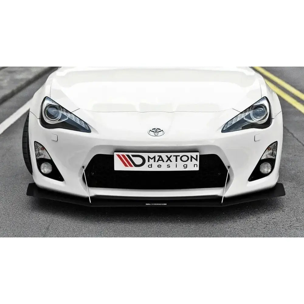 Frontleppe Toyota GT86 Racing RB-Design montert under støtfanger med metallstøtter og Maxton design-skilt.