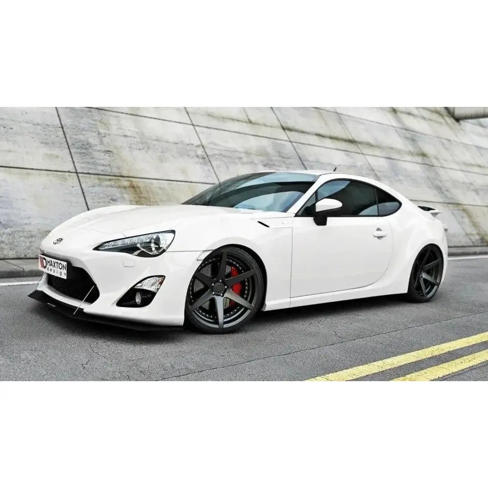 Spoiler på hvit Toyota GT86 Racing RB-Design sett fra siden med sorte felger og røde bremsekalipere.