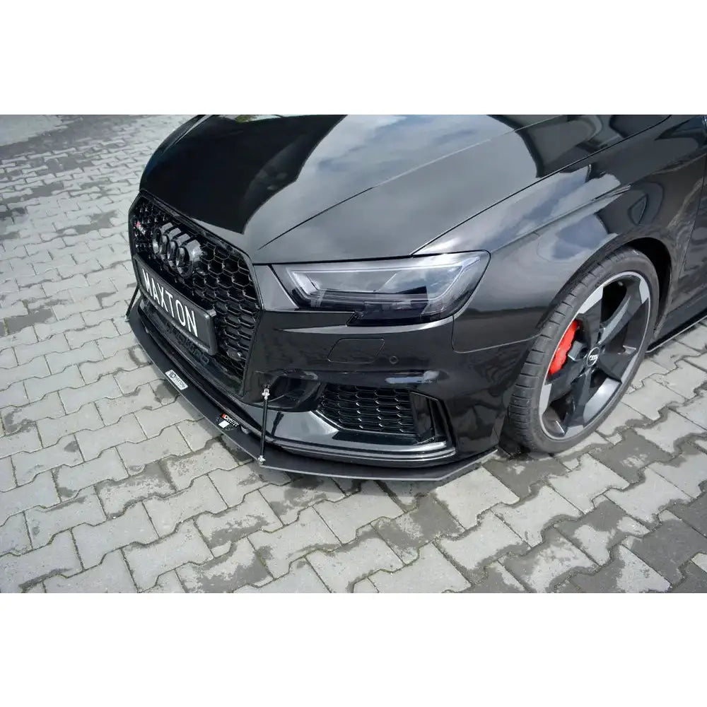 Spoiler til Audi RS3 8V FL Sportback Racing V.1, nærbilde med synlig grill og rød bremsekaliper.