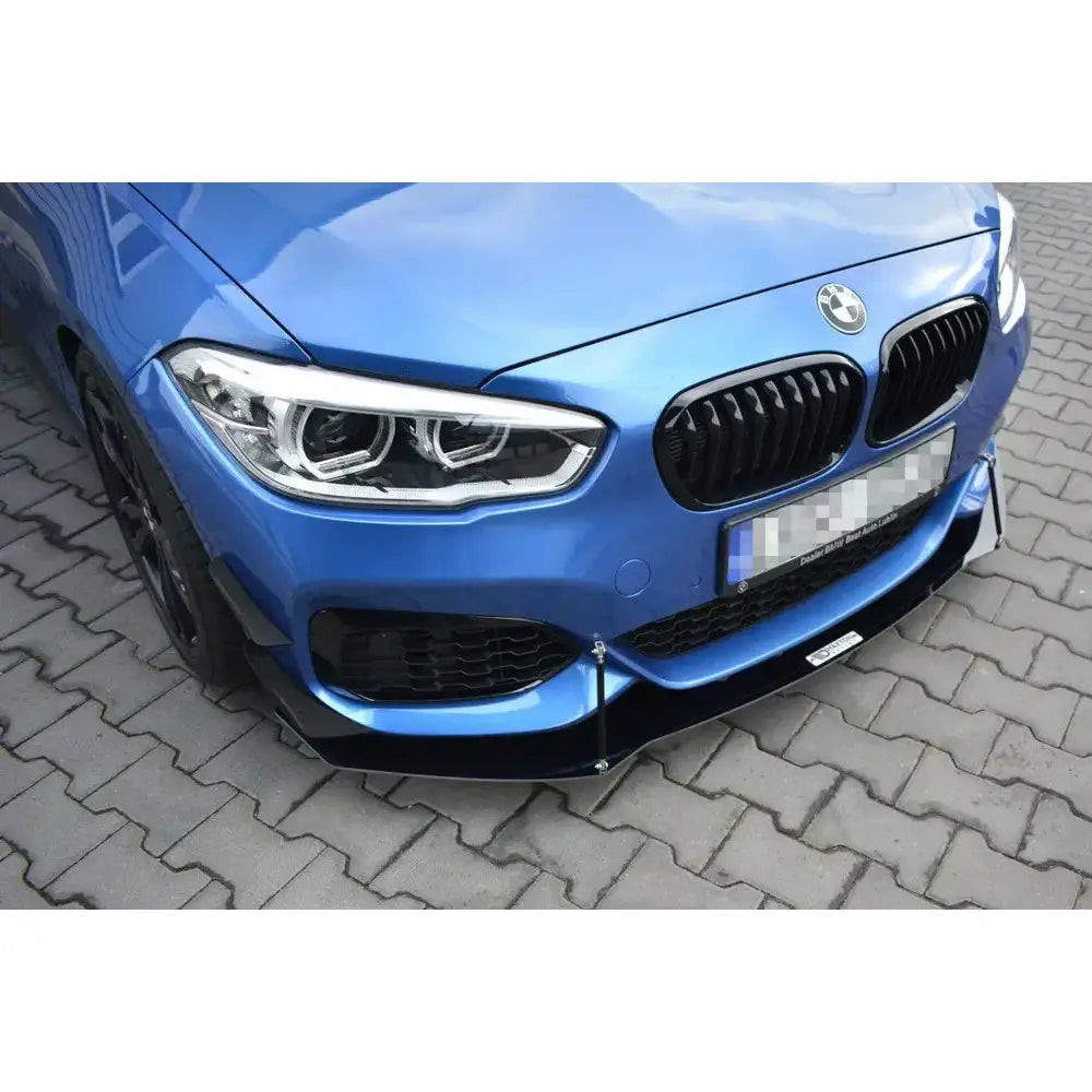 Front splitter på BMW 1 F20/F21 M-Power med blank svart finish og metallstøtter på fronten.