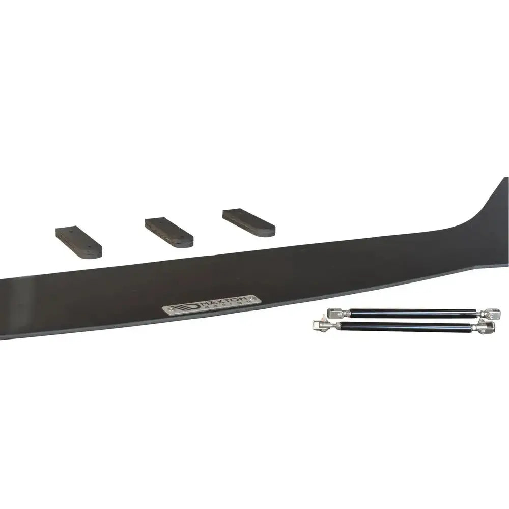 Spoiler til BMW 1 F20/F21 M-Power Facelift Racing V.1 med braketter og stag, skrå vinkel, hvit bakgrunn.
