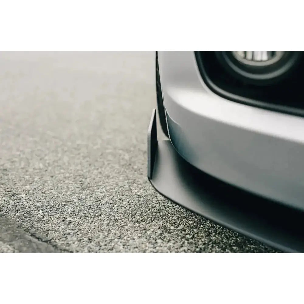 Front lip Racing V.1 frontspoiler i matt svart på grå Mazda 6 Mk1 Mps sett fra siden.