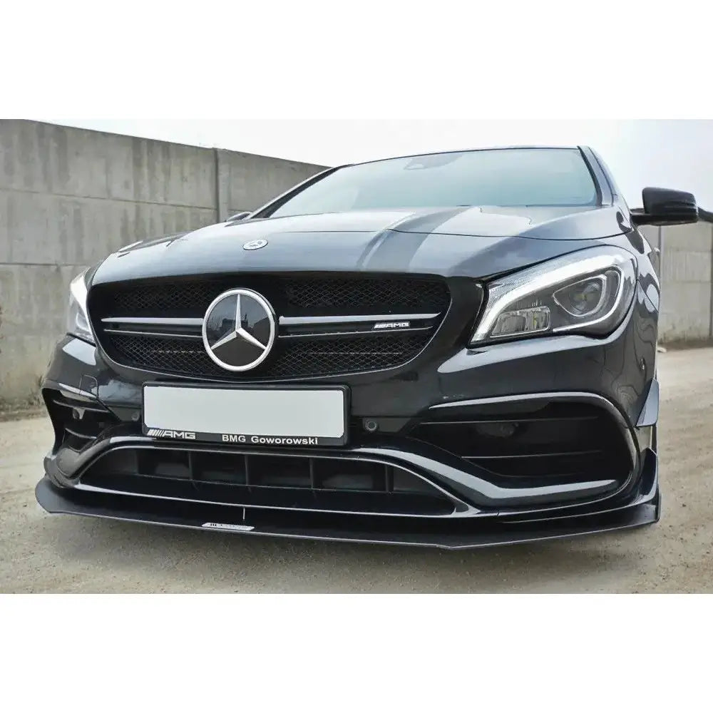 Front splitter på Mercedes Cla A45 Amg C117 Facelift med blank finish og markerte detaljer foran.