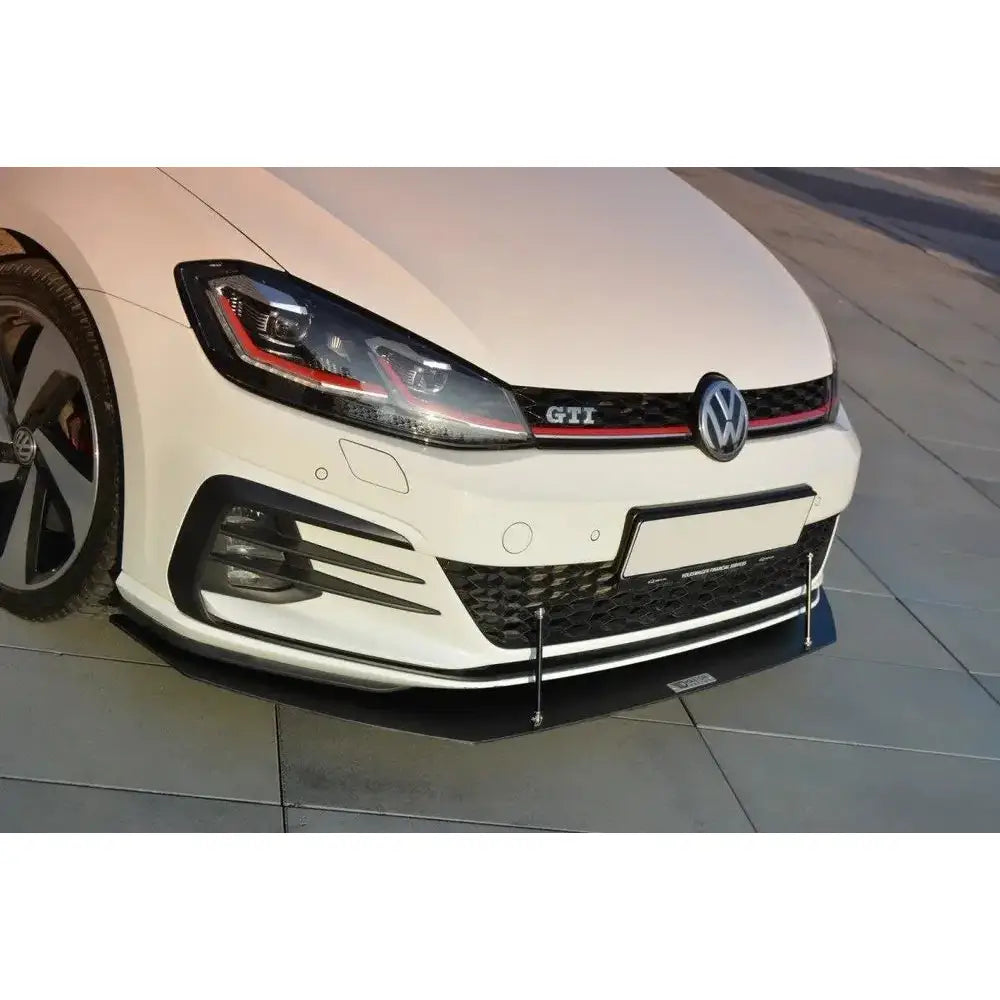 Frontleppe på VW Golf VII GTI Facelift med sort grill, rød stripe og sølvfargede stag montert nederst.