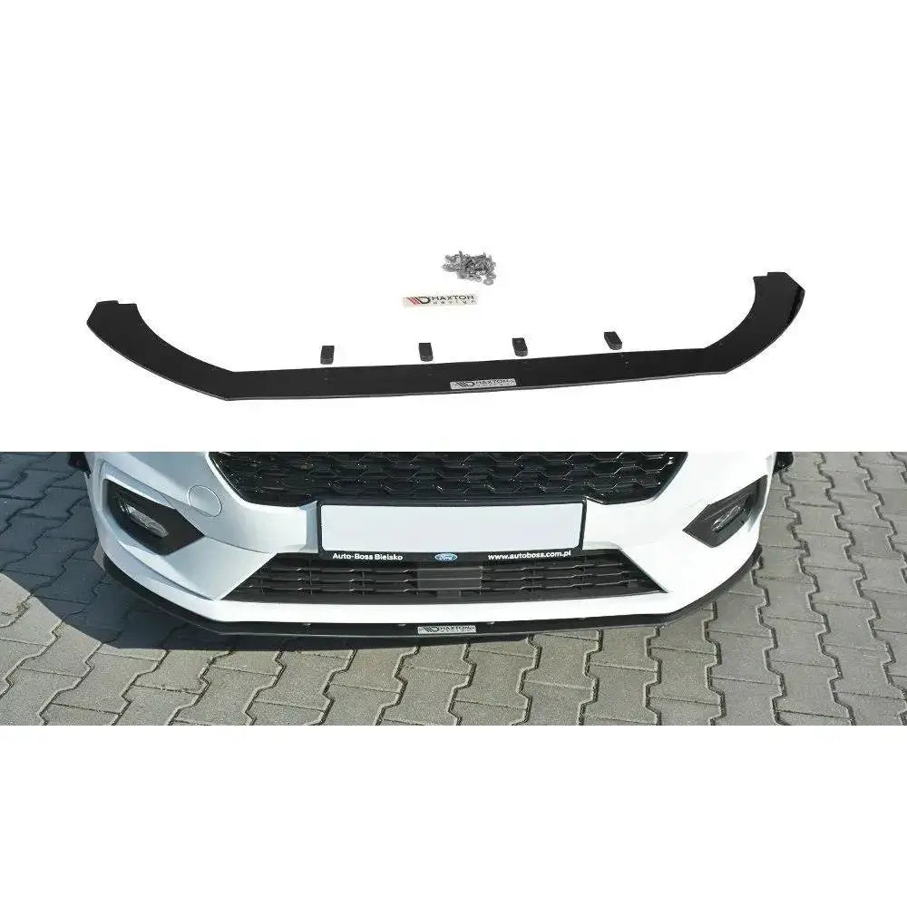 Frontspoiler Ford Fiesta Mk8 Racing V.2 sort plast med monteringsutstyr, montert på hvit bil.