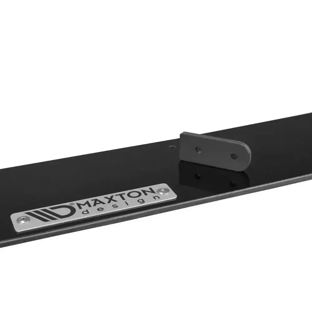 Front lip på Ford Fiesta Mk8 Racing V.2, nærbilde av sort plate med metallskilt og grå brakett.