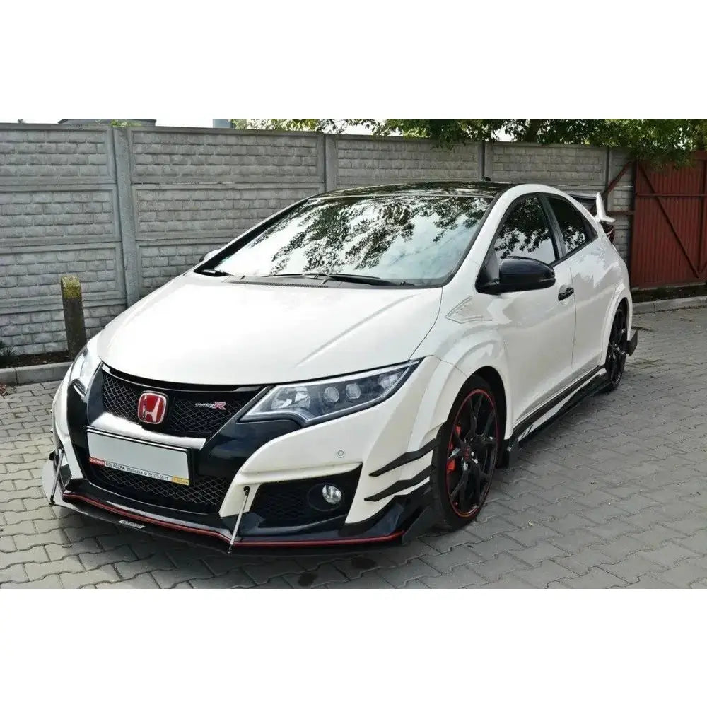 Frontleppe på Honda Civic IX Type R Racing V.2 med svarte detaljer og røde felger, sett skrått forfra.