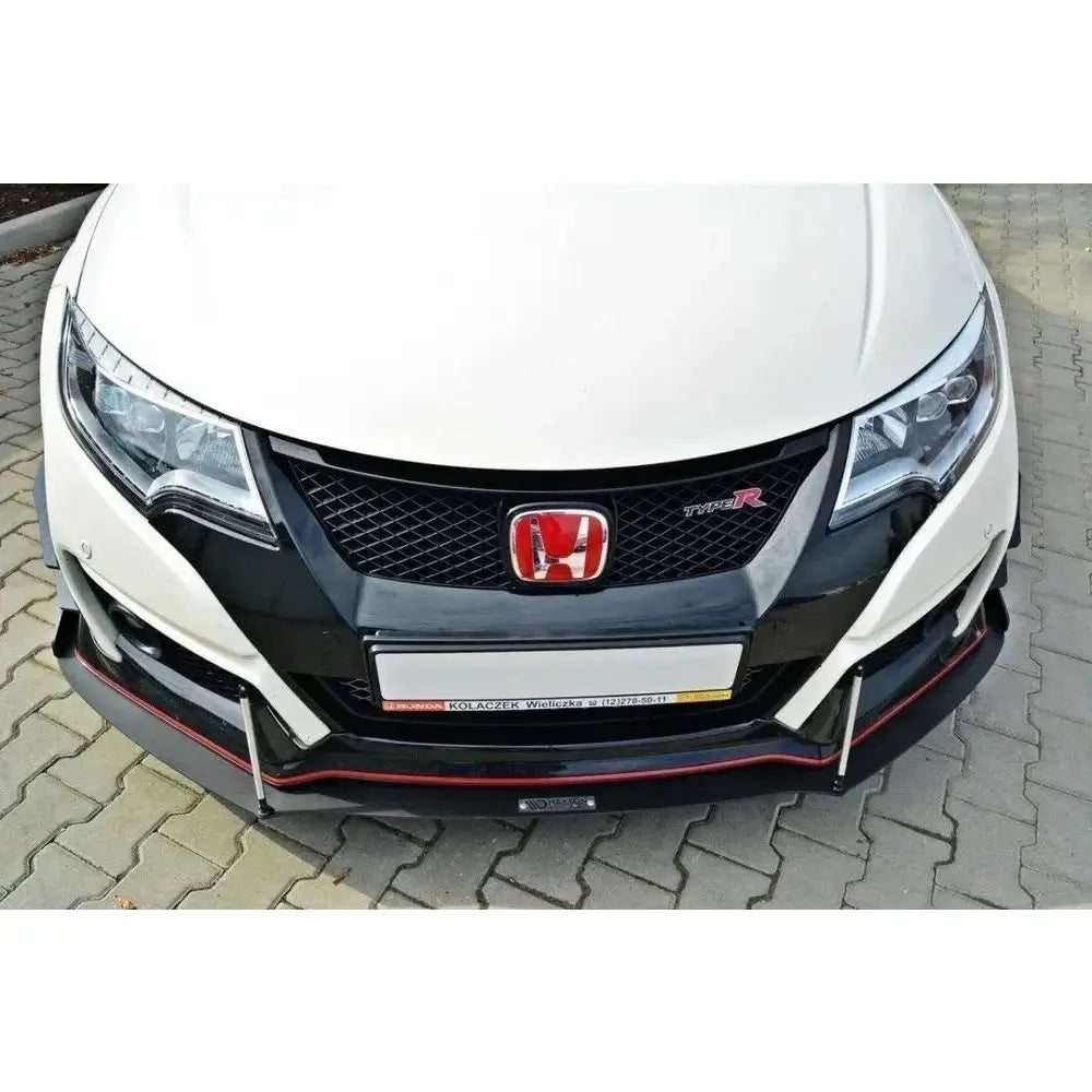 Spoiler på Honda Civic IX Type R Racing V.2, hvit bil med svart grill og rød stripe, sett skrått ovenfra.