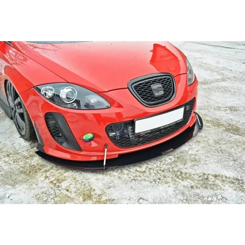 Spoiler til Seat Leon Mk2 Racing V.2 med svart frontsplitter, sorte felger og grønn tåkelykt.