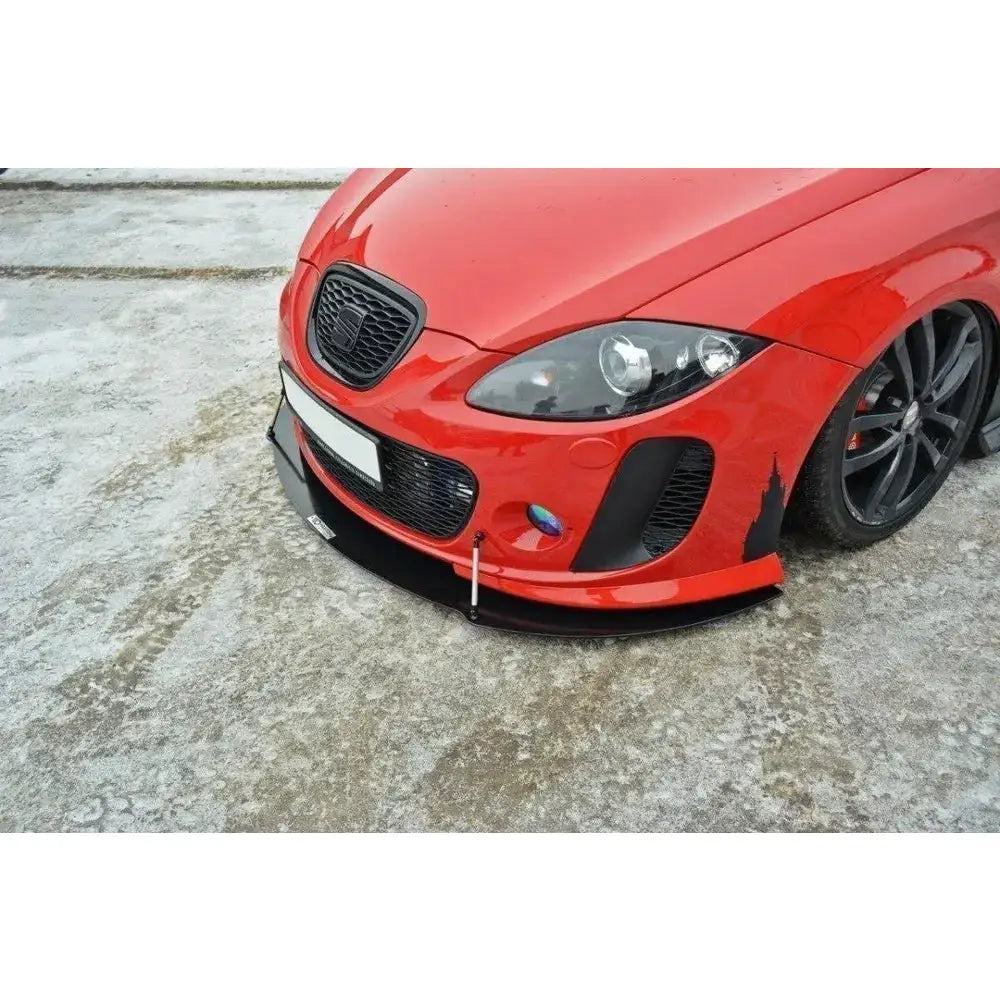 Front splitter på rød Seat Leon Mk2 med store felger og lav bakkeklaring, sett skrått forfra.
