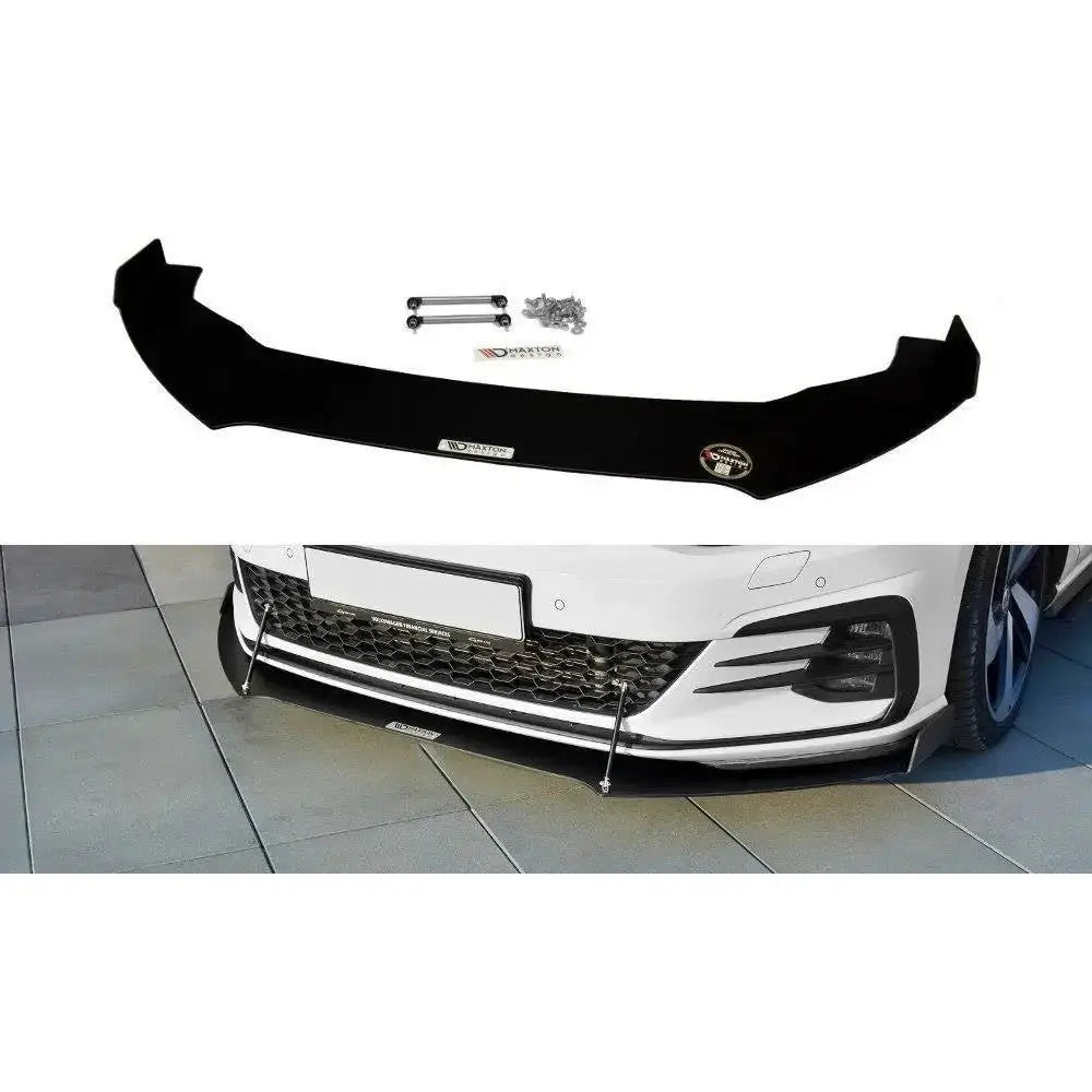 Frontspoiler VW Golf VII GTI Facelift Racing V.2 med monteringsutstyr ved siden av hvit bil.